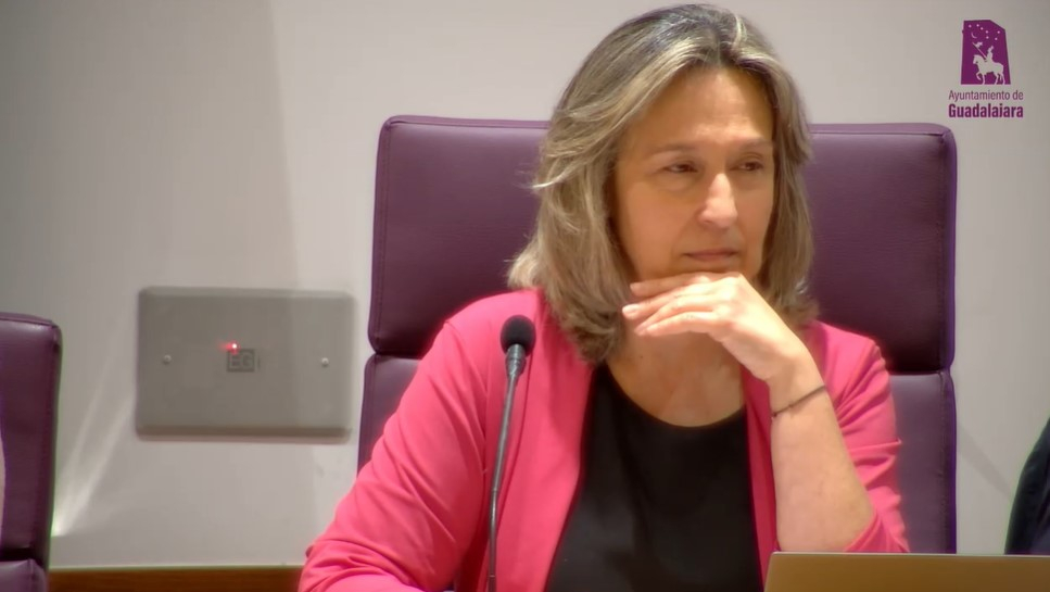 Ana Guarinos, durante el Pleno de hoy viernes//Imagen: Ayto. Guadalajara Retransmisiones Pleno.