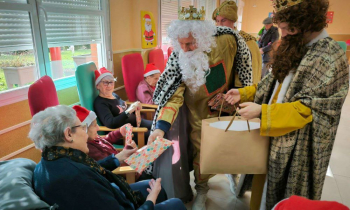 Los Reyes Magos adelantaron su llegada a Cabanillas para visitar el Centro de Mayores 