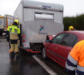 Un turismo se empotra contra el bastidor de una autocaravana en la mañana de Reyes, en la A-2, a la altura de Almadrones