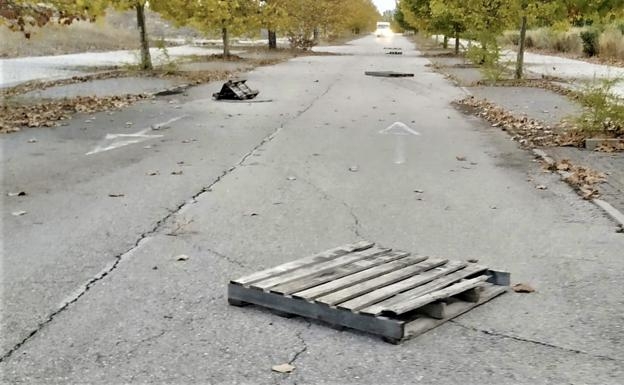El Ayuntamiento de Yebes informó en octubre del robo de tapas de alcantarillas en varias calles en la zona posterior del lago de Valdeluz. Imagen: Ayuntamiento de Yebes