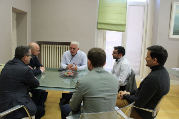 AJE Guadalajara valora el emprendimiento juvenil en el medio rural, en un encuentro con el presidente de la Diputación