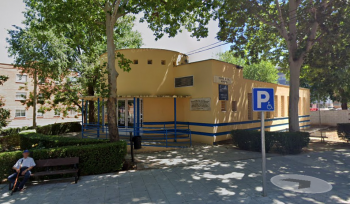 Los bomberos rescatan a un trabajador herido tras caer de una altura de 2 m., en el segundo accidente laboral de hoy en Guadalajara