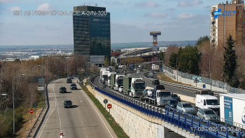 Un camión y cuatro vehículos resultan afectados en un accidente en la A-2 a su paso por Guadalajara