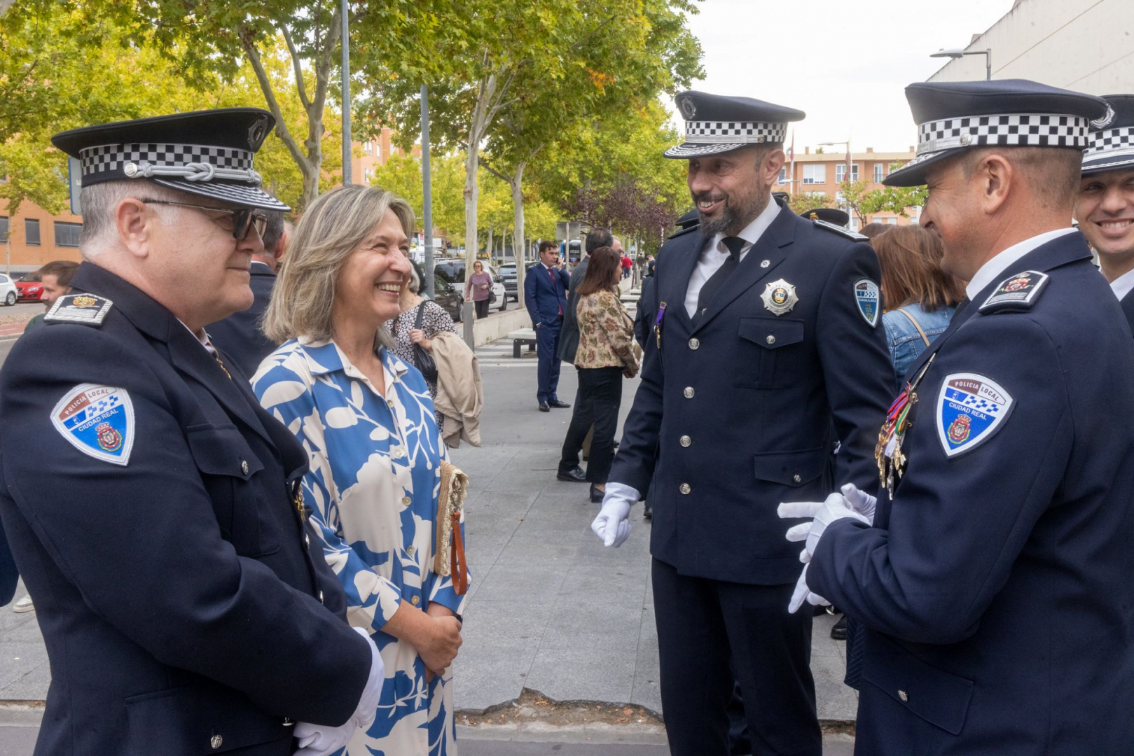 La alcaldesa junto a mandos de la Policía Local en la fiesta de los Santos Ángeles Custodios de 2024//Imagen: Ayto Guadalajara.