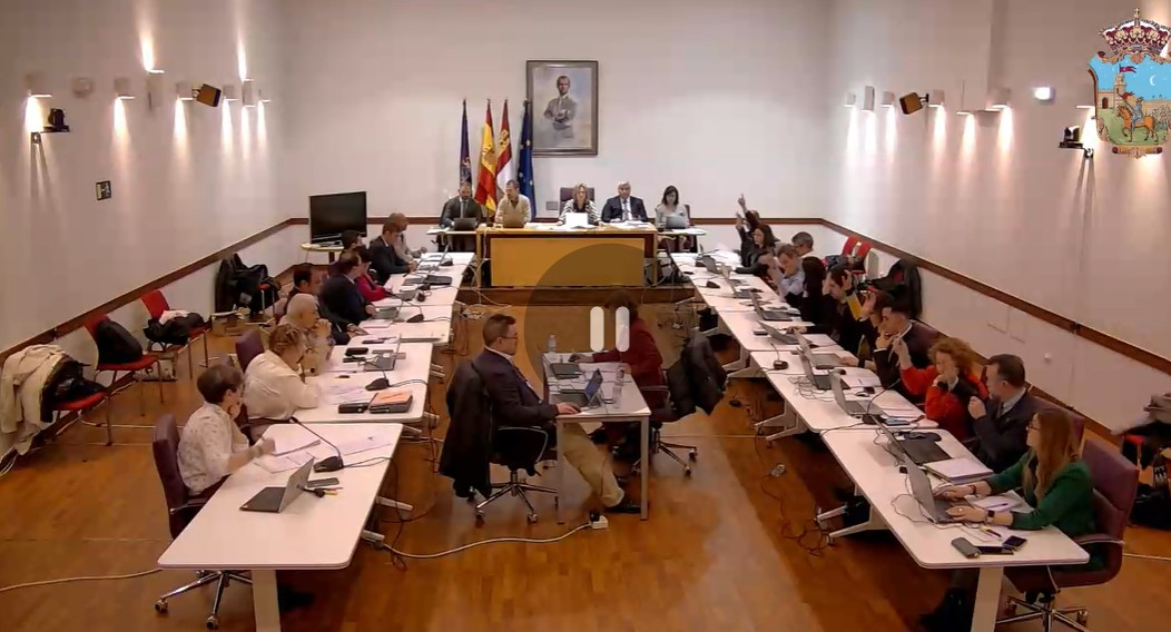 Imagen de la retransmisión en directo del Pleno de hoy en el Ayuntamiento de Guadalajara. 