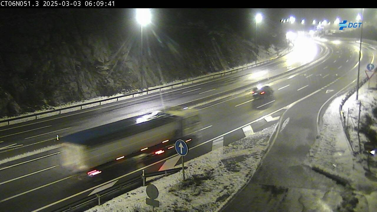 La DGT pide precaución al circular por la A2 a la altura de Alcolea del Pinar//Imagen: DGT. 