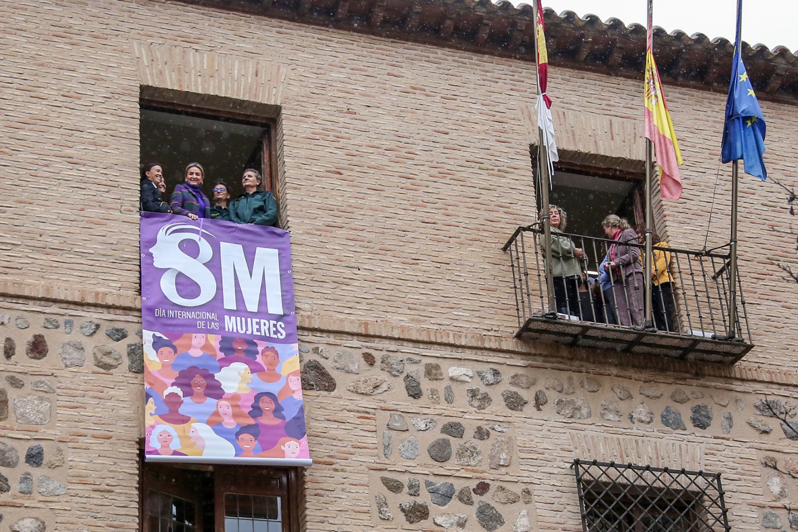 Milagros Tolón ha desplegado hoy la pancarta del Día Internacional de la Mumer//Imagen: Delegación del Gobierno de España en CLM. 
