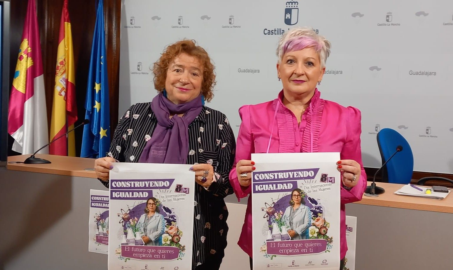 Rosa María García y Laura Gil, durante la presentación de los actos del 8M.