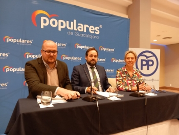 Paco Núñez arropa a Ana Guarinos en su presentación oficial como candidata a la Alcaldía de Guadalajara