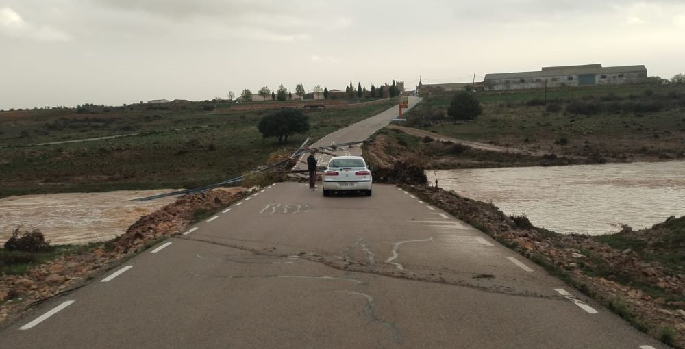 Imagen de archivo de los daños causado por la DANA en la carretera de La Yunta, por la crecida del río Piedra.
