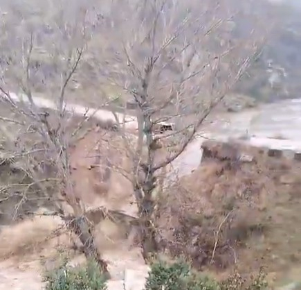 El agua se ha llevado por delante el puente de la pista forestal de Villares de Jadraque//Imagen: Río Tajo Vivo X. 