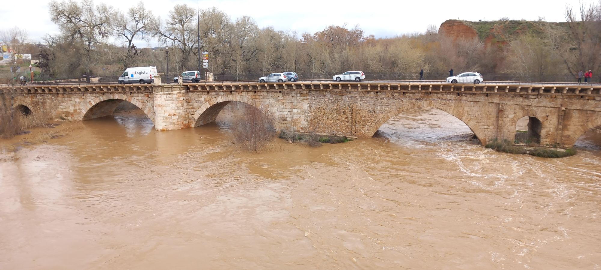 Imagen de los ojos del Puente Árabe esta misma mañana. 