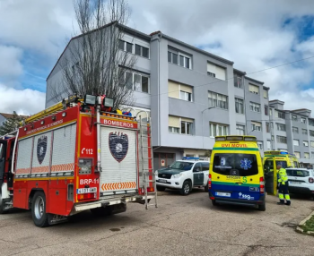 Los bomberos del CEIS Guadalajara realizan una apertura de urgencia en una vivienda de Molina de Aragón para atender a una persona enferma