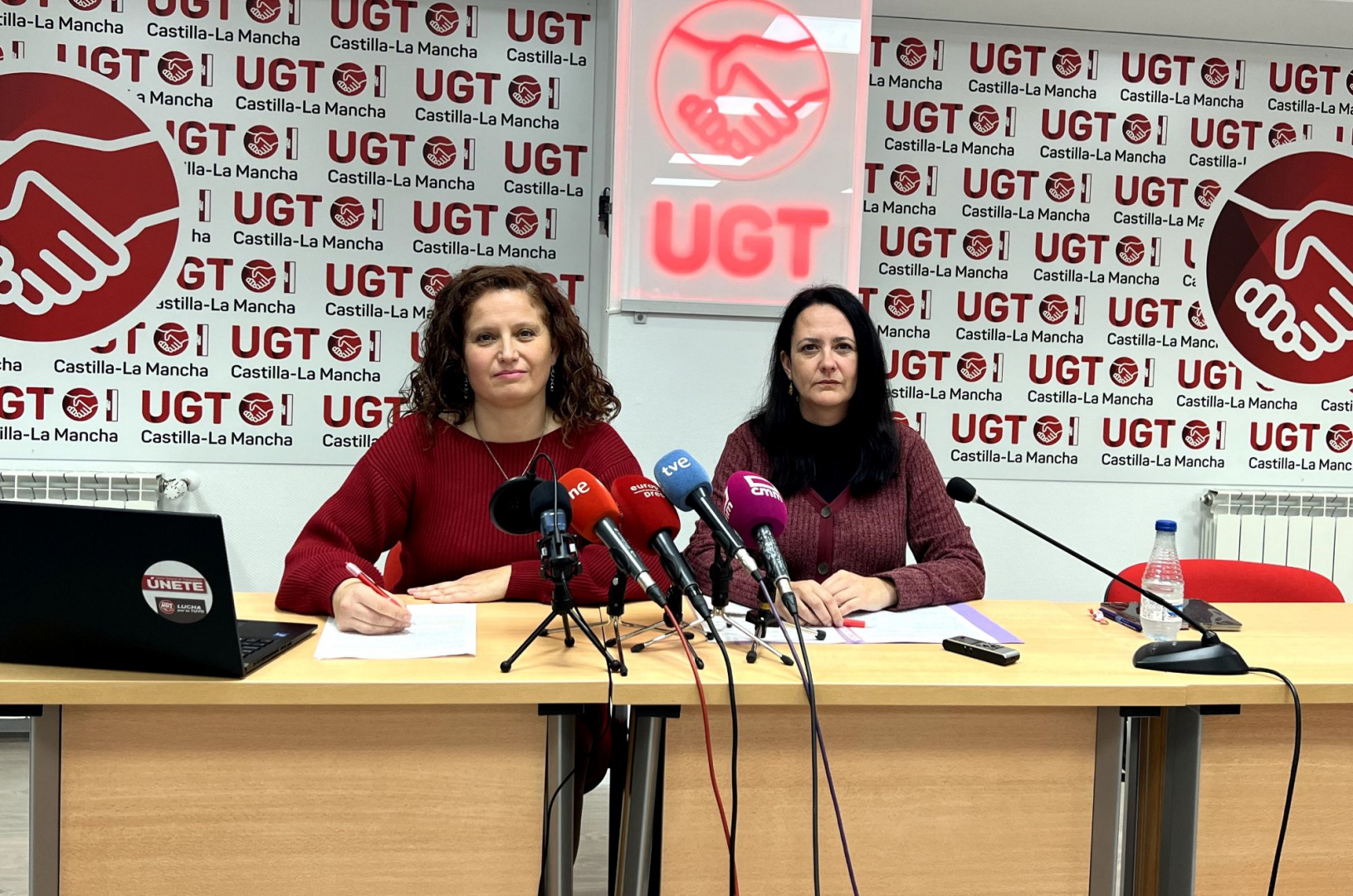 Rosario Madrigal y Estrella Fernández, del sector Autonómico de UGT Servicios Públicos, durante la rueda de prensa//Imagen: UGT CLM.