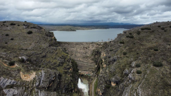 Cinco embalses de la provincia siguen evacuando agua, pero a menor ritmo