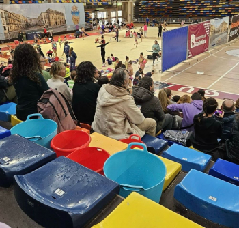 El PSOE exige a Guarinos que termine con las goteras del Multiusos “porque damos una imagen lamentable con cubos recogiendo agua”