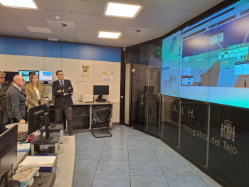 La ministra para la Transición Ecológica y el Reto Demográfico, Sara Aagesen, visita la sede central de la CHT