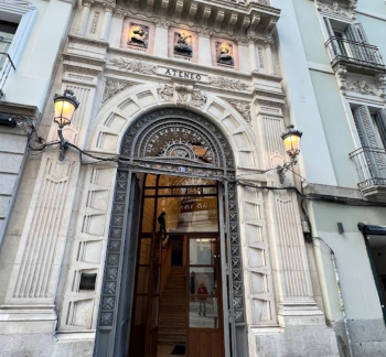 La editorial Océano Atlántico Editores entrega varios libros al Ateneo de Madrid