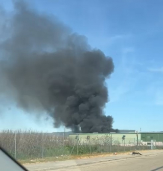 Controlado el incendio en una empresa de reciclaje en Marchamalo
