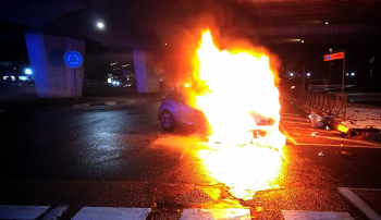 Una colisión entre dos turismos en Cuatro Caminos acaba con un vehículo calcinado