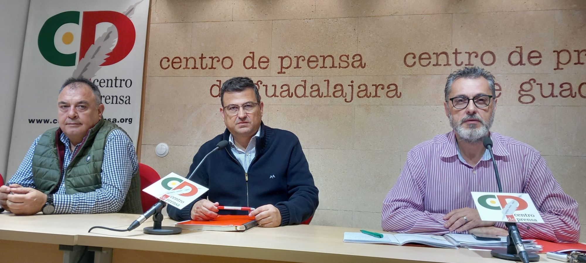 Los respresentantes de los trabajadores, durante la rueda de prensa ofrecida hoy jueves.