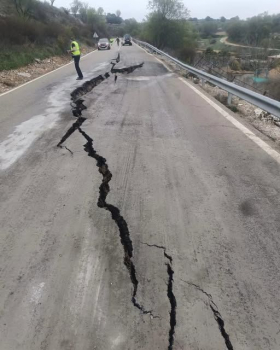Las lluvias causan graves daños en la CM-2005 en Brihuega, que se encuentra cerrada al tráfico