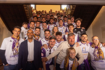 Calurosa acogida de la Corporación Municipal al equipo morado, tras su histórico ascenso