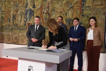 La ministra de Transportes y el presidente de Castilla-La Mancha firman el acuerdo para la gratuidad de la R2