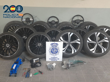Detenido cuando conducía una furgoneta robada donde transportaba ruedas y volantes de coches de alta gama, también robados