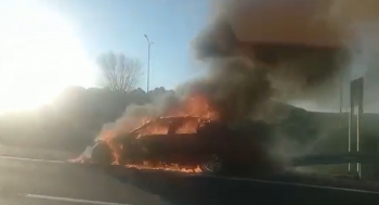 Un coche ardiendo en la cuesta del toro