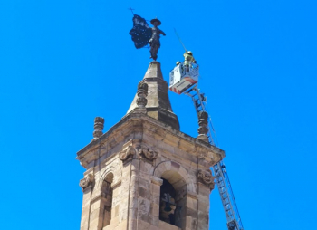 Los bomberos del parque de Molina acuden al rescate del Giraldo que corona la torre de San Francisco