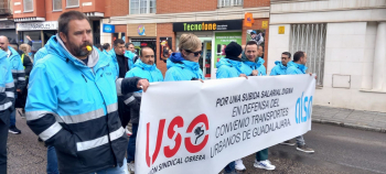 Los trabajadores de los autobuses salen a la calle al grito de "¡Guarinos Dimisión!"