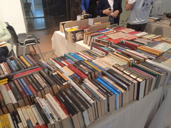 La Biblioteca Municipal Almudena Grandes de Azuqueca pone en marcha un nuevo mercadillo de libros solidario