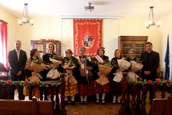 La Alcaldesa Mayor, Conchi Iruela, y la Alcaldesa de Honor, la periodista, Nines Oliver, reivindican la Fiesta de las Águedas de Cogolludo