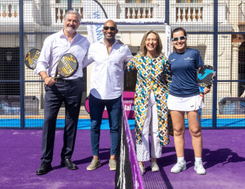 Guadalajara inaugura una pista de pádel en la Plaza Mayor como pistoletazo de salida del II Día del Deporte