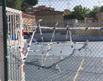 Herido grave un joven de 20 años al clavarse en el ojo un alambre de la valla del campo de fútbol del Alamín