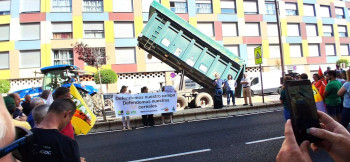Los agricultores de Guadalajara tiran el cereal por el suelo para protestar por la situación de "ruina" del sector