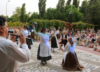 El Solsticio Folk llena de música y tradición el Paseo de San Roque aunque la lluvia marcó el final de la jornada