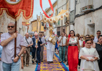Cientos de vecinos transforman Almonacid de Zorita en un tapiz de color y tradición