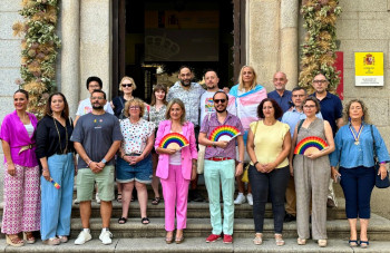 Milagros Tolón despliega junto a varios colectivos la bandera LGTBI en la fachada de la Delegación