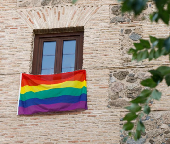 Las Cortes Regionales cuelgan la bandera arcoíris en el Convento de San Gil