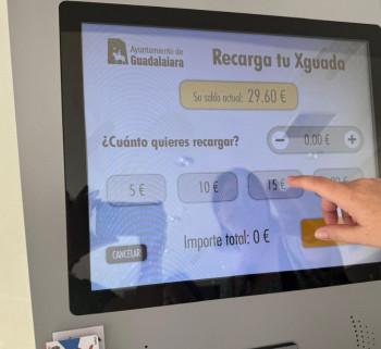 Ya están funcionando los quioscos de recarga de tarjetas de autobús