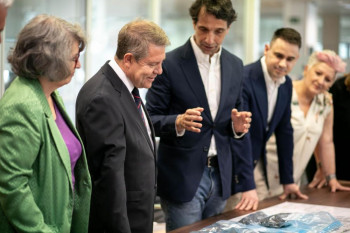 García Page anuncia 13 millones para 100.000 ayudas en becas y comedores escolares