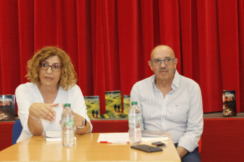 Villanueva de la Torre arropa a Guillermo J. Malo en la presentación de su nueva novela "El barrendero"