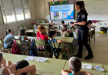 La Policía Local ofrece charlas para prevenir accidentes acuáticos