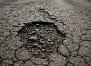 LOS VECINOS DENUNCIAN. Cortes de agua, muros derrumbados y baches en El Clavín