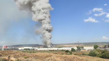 Un incendio en una fábrica de Azuqueca mantiene en jaque a multitud de cuerpos de extinción de incendios