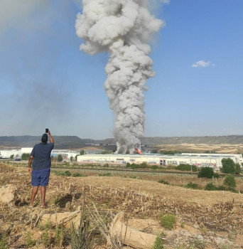 Activado el Platecam ante la nube de humo del incendio de una fábrica de baterías de litio y pilas en Azuqueca