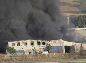 ACTUALIZACIÓN NUBE TÓXICA: CLM envía un segundo Es-Alert a pueblos de Guadalajara por un cambio de viento tras el incendio en Azuqueca