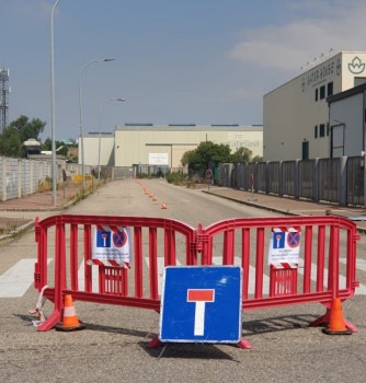 Los bomberos siguen trabajando en la nave del polígono Ródano siniestrada